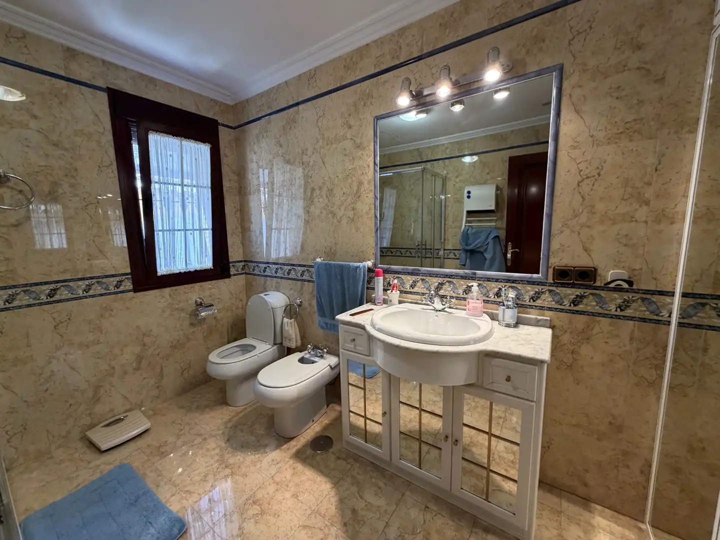 Bany de Casa o xalet en venda en Bormujos amb Aire condicionat, Jardí privat i Terrassa