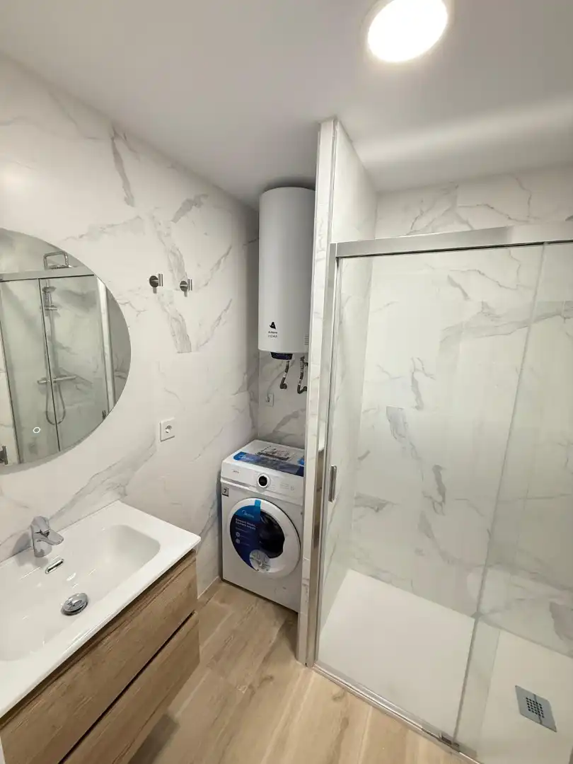 Baño de Estudio de alquiler en Fuengirola con Aire acondicionado, Calefacción y Terraza