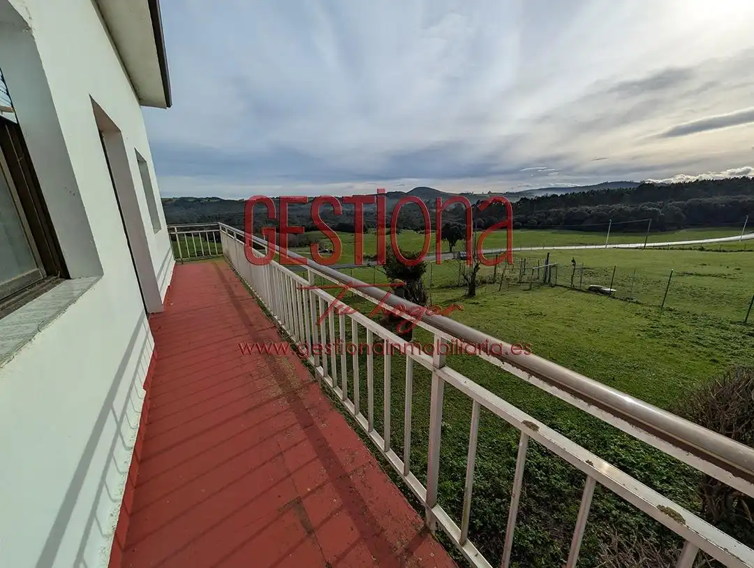 Außenansicht von Country house zum Verkauf in Bareyo mit Privatgarten, Terrasse und Balkon