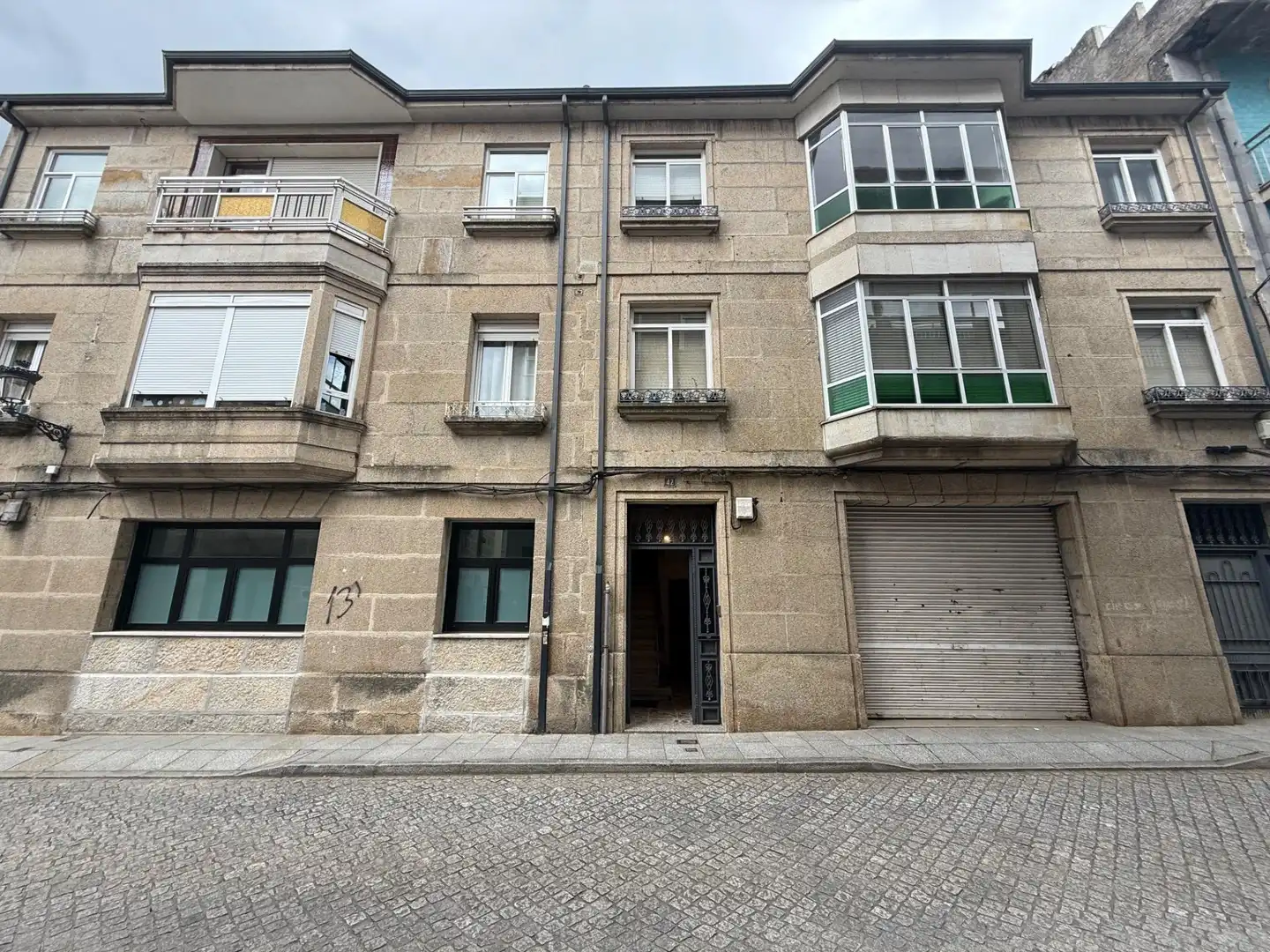 Vista exterior de Edifici en venda en Verín