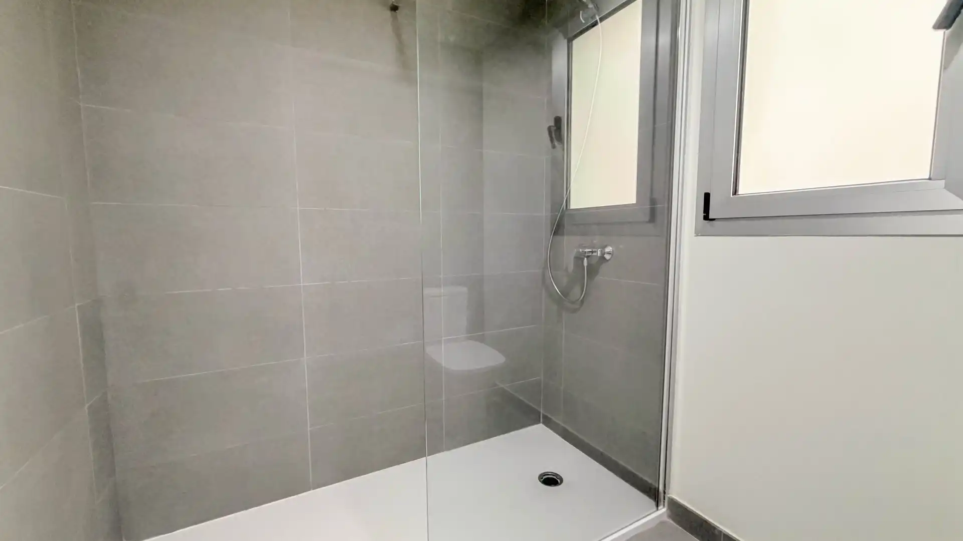 Baño de Piso de alquiler en Las Palmas de Gran Canaria con Jardín privado, Trastero y Piscina
