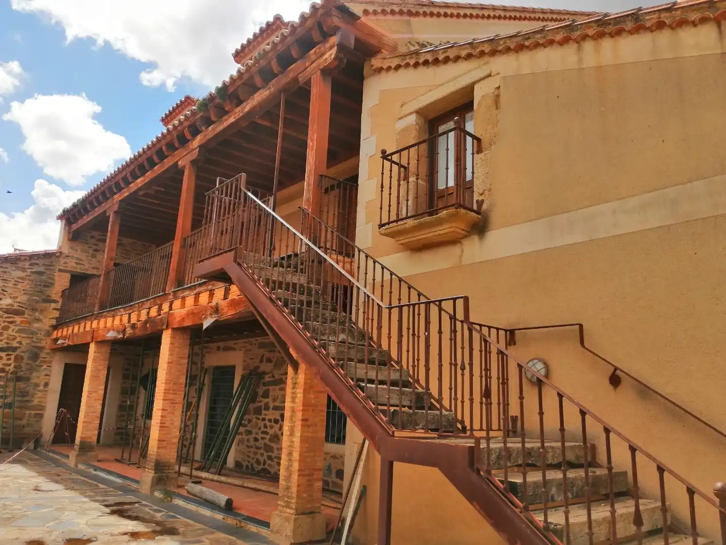 Vista exterior de Finca rústica en venda en Herreruela amb Terrassa i Balcó