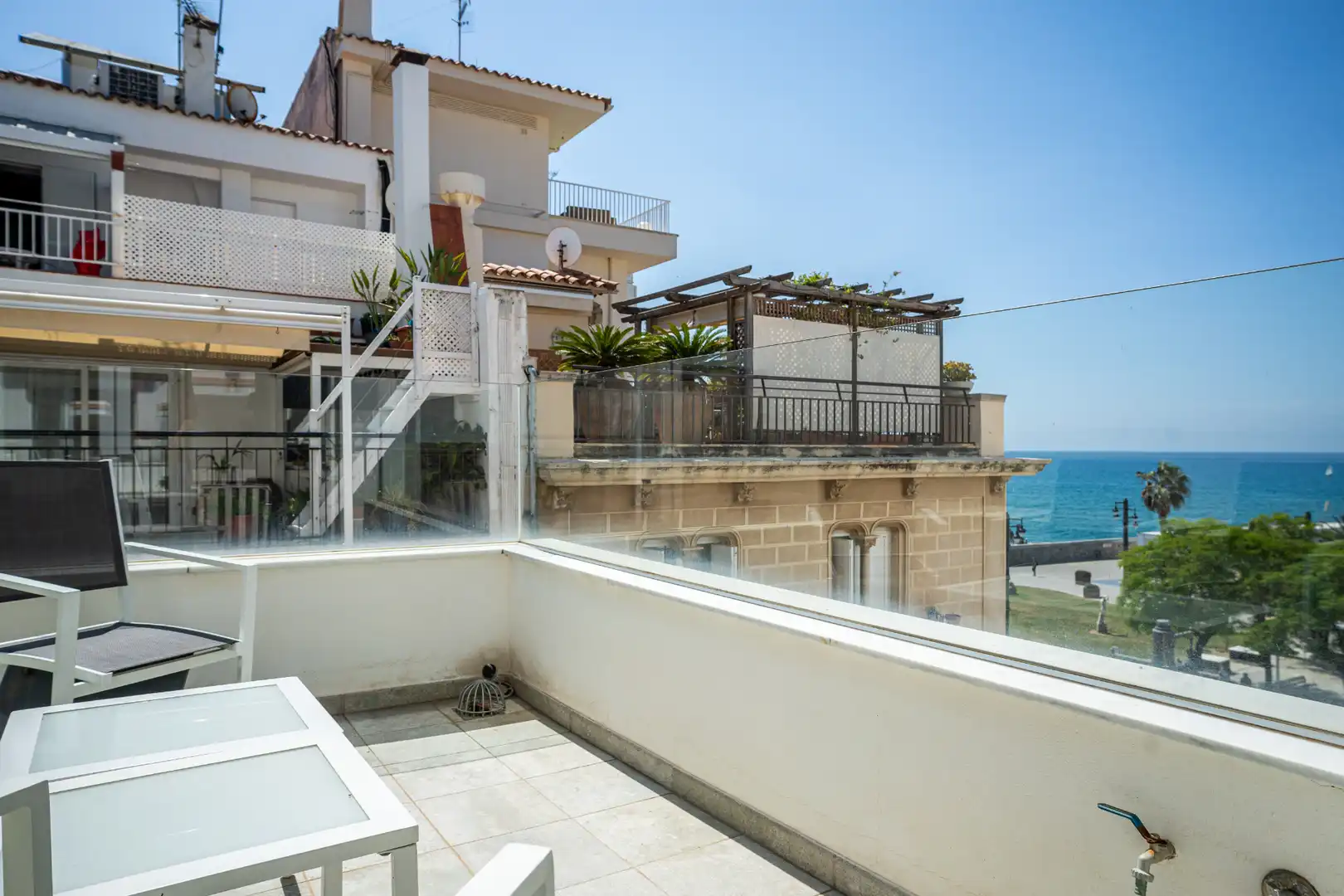 Terrasse von Einfamilien-Reihenhaus zum Verkauf in Sitges mit Klimaanlage, Heizung und Parkett