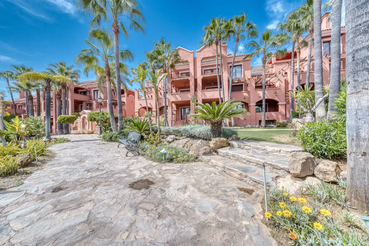 Vista exterior de Dúplex en venda en Marbella amb Aire condicionat, Terrassa i Traster