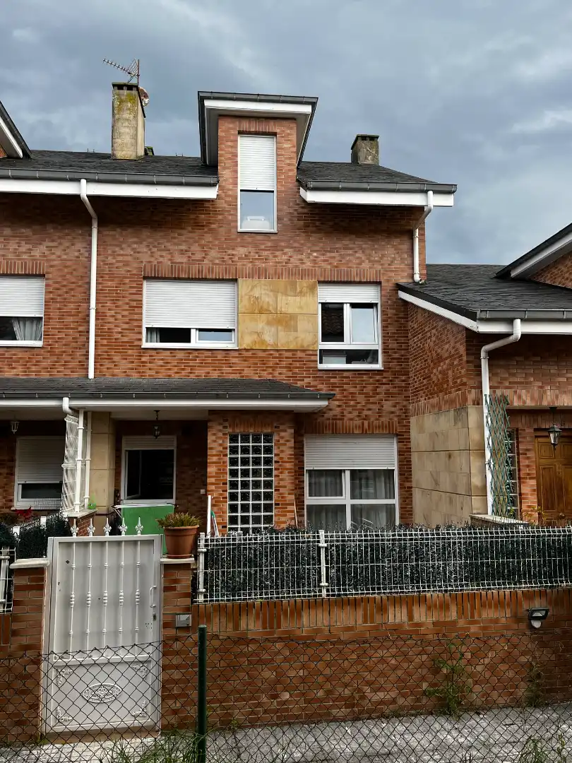 Vista exterior de Casa adosada en venta en Torrelavega  con Calefacción, Terraza y Trastero