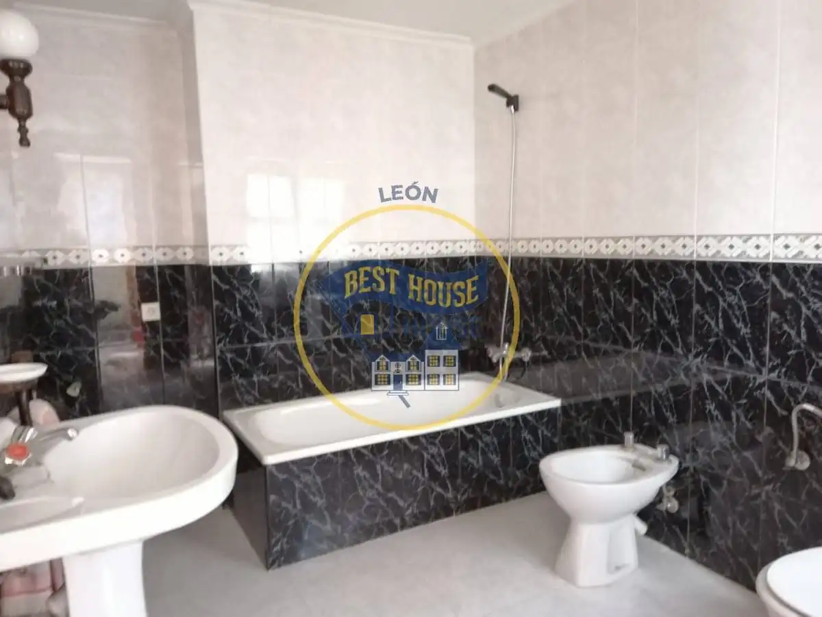 Bathroom of Houses for sale in Rioseco de Tapia  with Storage room and Balcony