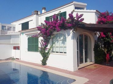 Chalet con piscina en venta en Cala Blanca