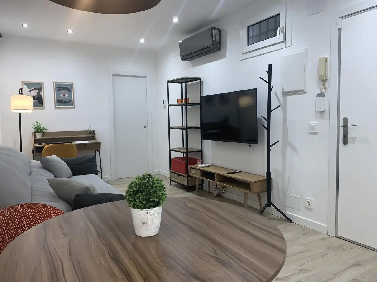 Living room of Flat for rent in Madrid  with Air Conditioner and Furnished