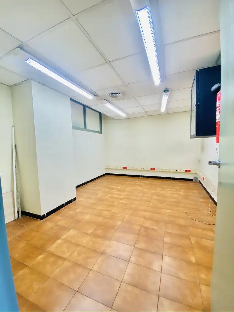 Büro zum Verkauf in Girona mit Klimaanlage und Heizung