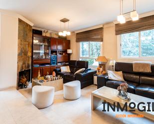 Sala d'estar de Casa adosada en venda en Galapagar amb Terrassa, Piscina i Balcó