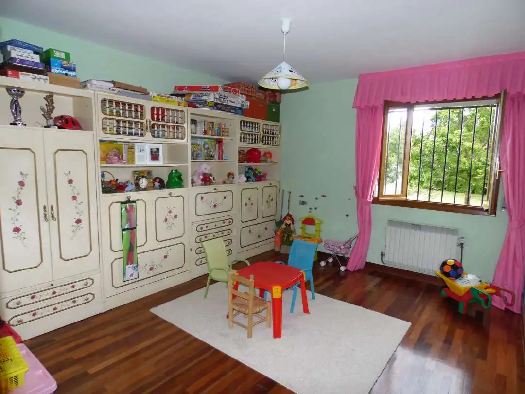 Habitación de Casa o chalet en venta en Villarcayo de Merindad de Castilla la Vieja con Calefacción, Terraza y Piscina