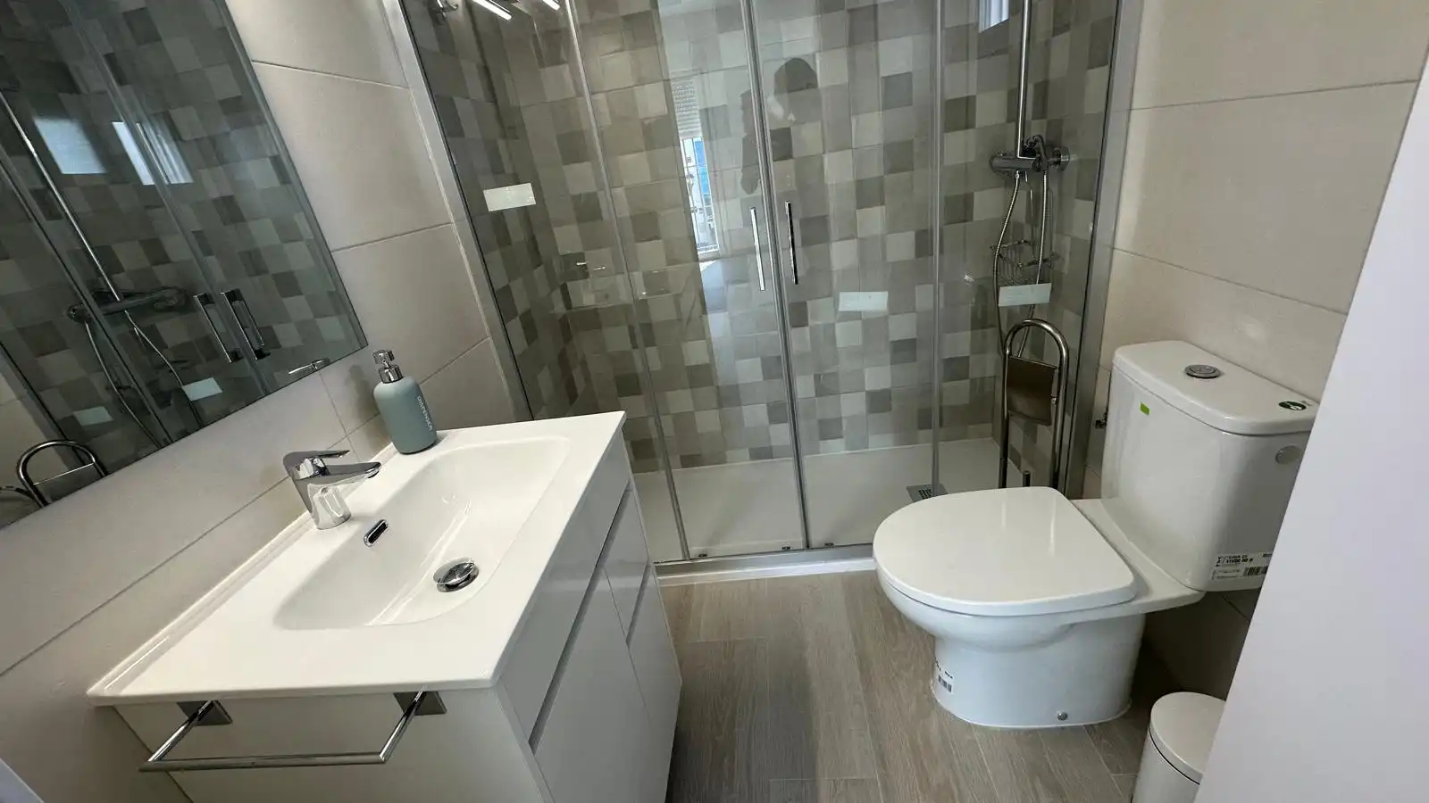Baño de Piso de alquiler en Valencina de la Concepción con Aire acondicionado, Calefacción y Terraza