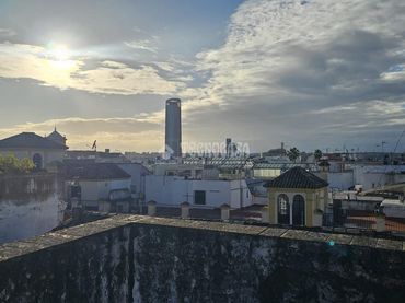 Casa bifamiliare con balcone in vendita a Casco Antiguo