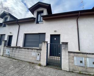 Vista exterior de Casa adosada en venda en Torrelavega  amb Terrassa