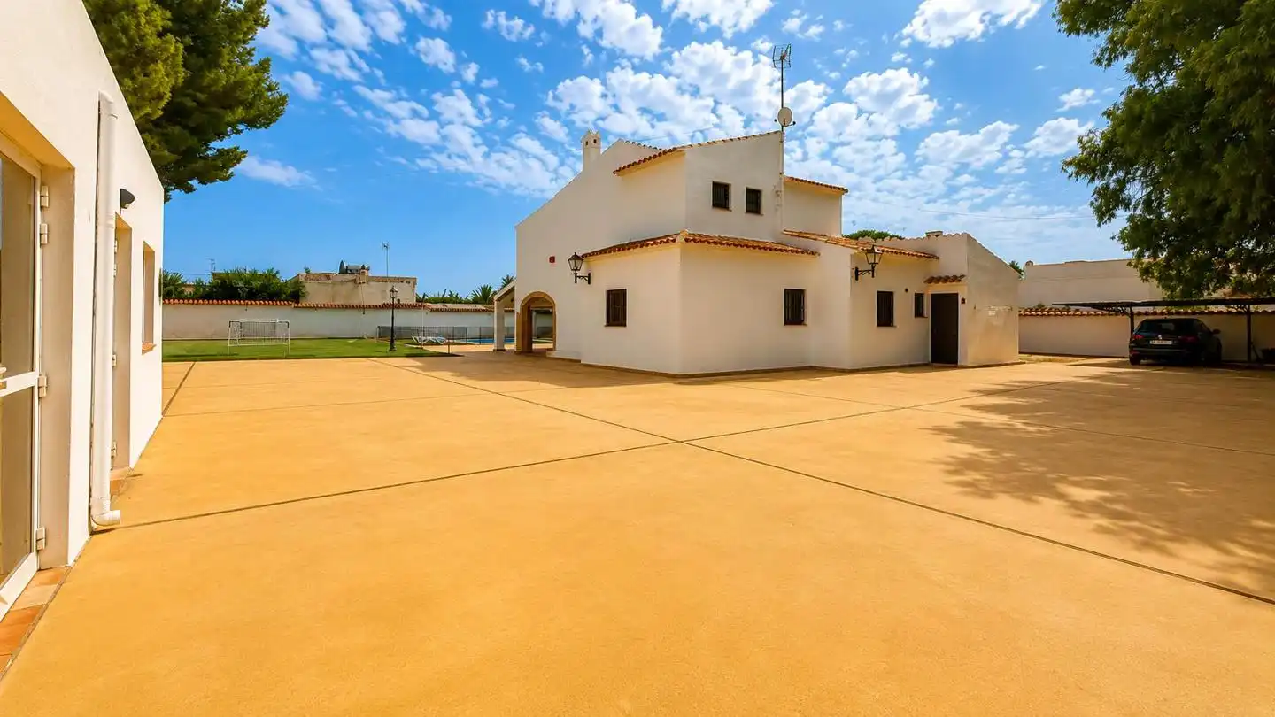 Vista exterior de Casa o chalet en venta en Santa Pola con Calefacción, Jardín privado y Parquet