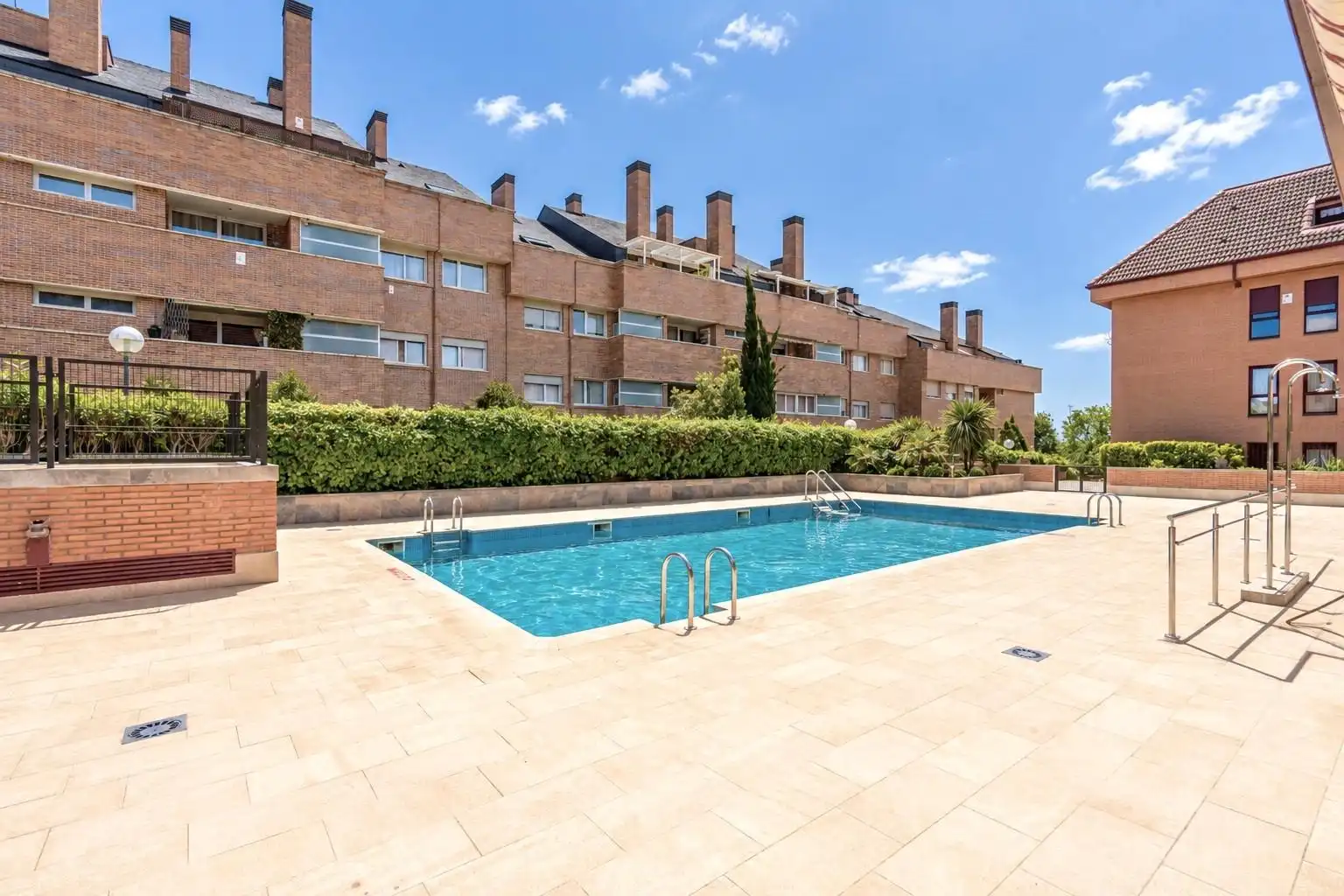 Bajo con piscina en venta en Europolis, imagen 2