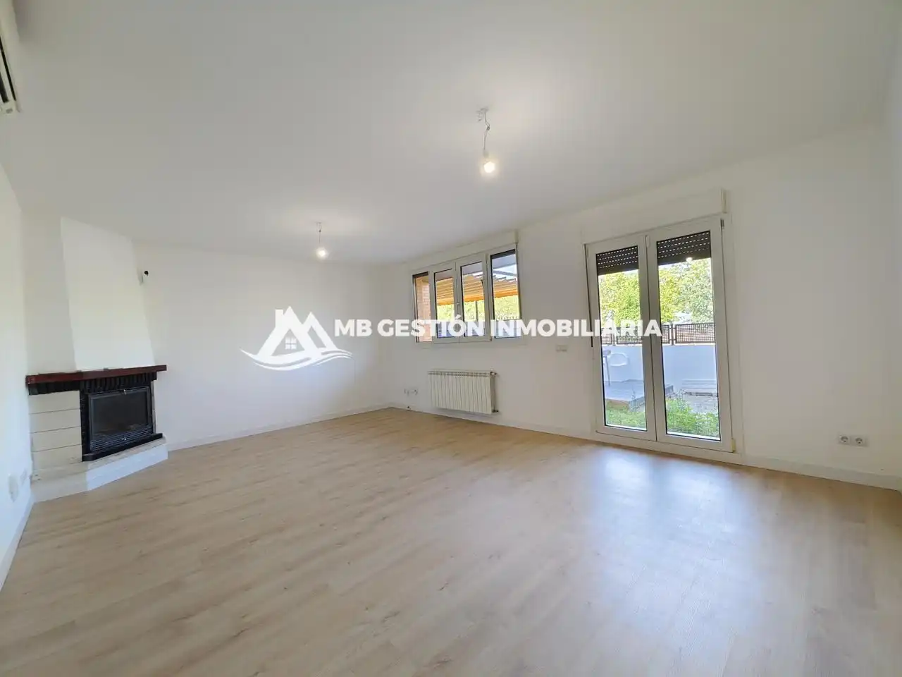 Sala de estar de Casa adosada en venta en Fuenlabrada con Aire acondicionado, Calefacción y Jardín privado