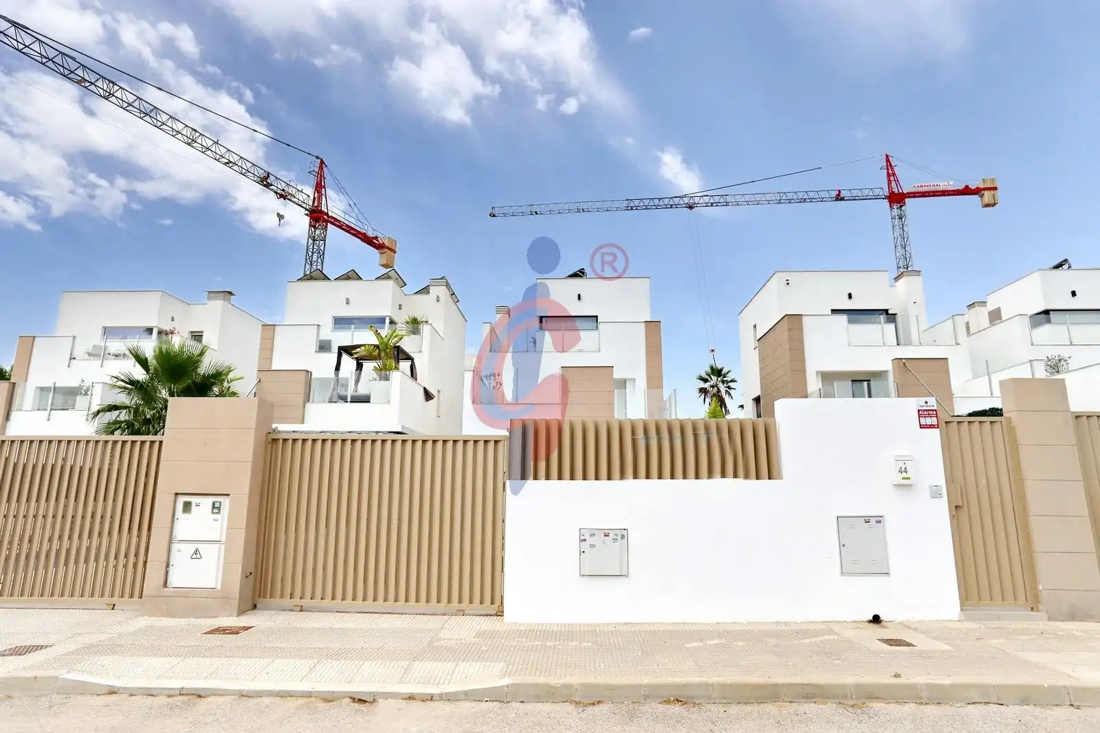 Vista exterior de Casa adosada en venda en Guardamar del Segura amb Aire condicionat, Jardí privat i Terrassa