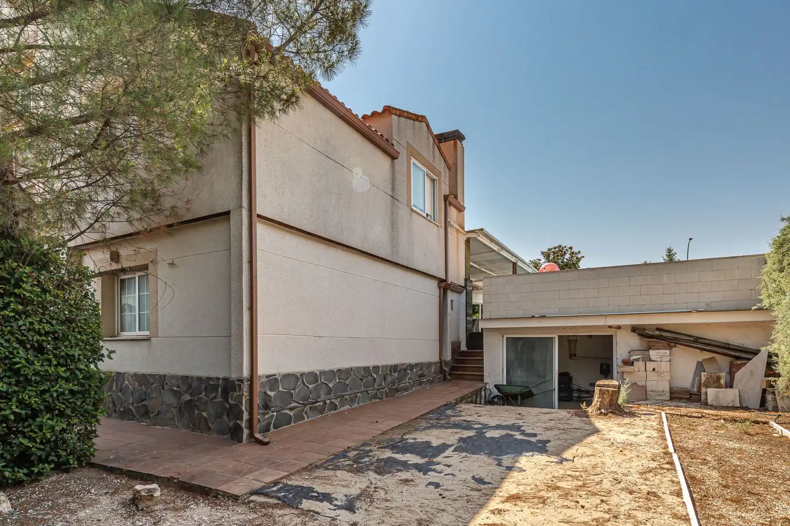 Vista exterior de Casa o xalet en venda en Nuevo Baztán amb Aire condicionat, Calefacció i Jardí privat