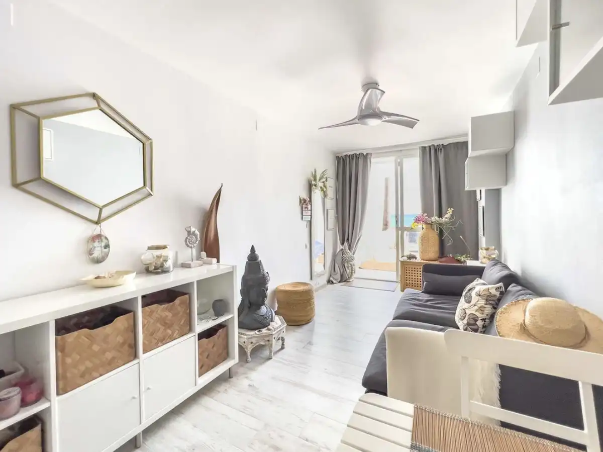 Sala d'estar de Casa adosada en venda en Manilva amb Aire condicionat, Jardí privat i Terrassa
