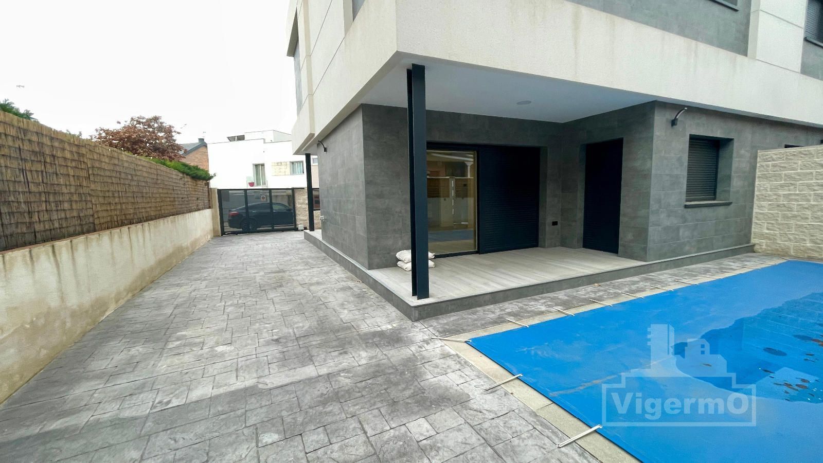 Vista exterior de Casa adosada en venda en Población de Arroyo amb Calefacció i Piscina