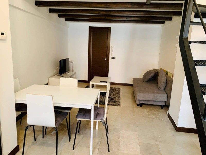 Sala d'estar de Apartament de lloguer en  Madrid Capital amb Calefacció, Jardí privat i Moblat