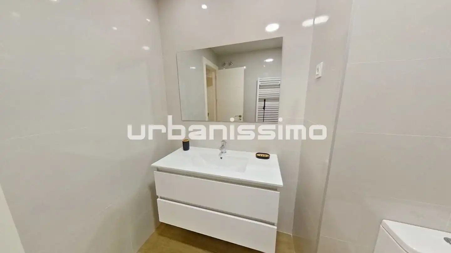 Bany de Apartament de lloguer en Madrid amb Aire condicionat, Calefacció i Moblat