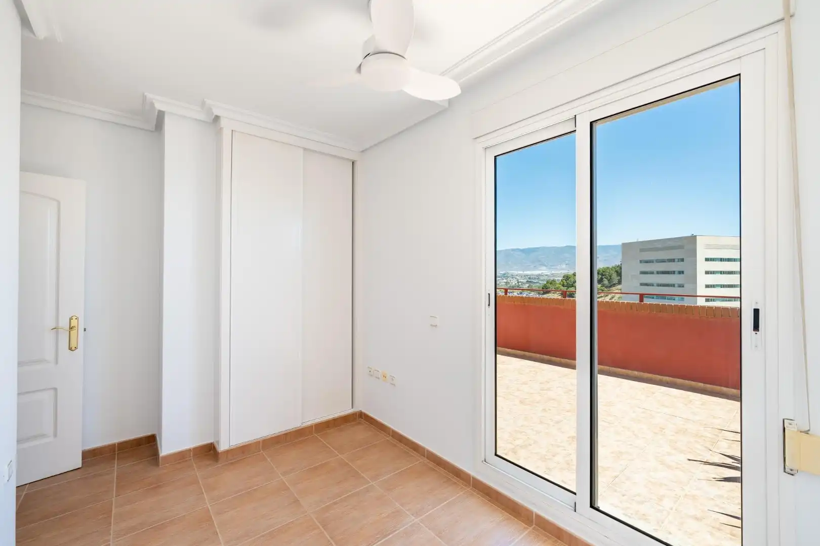 Habitación de Ático de alquiler en Almería con Aire acondicionado, Calefacción y Jardín privado