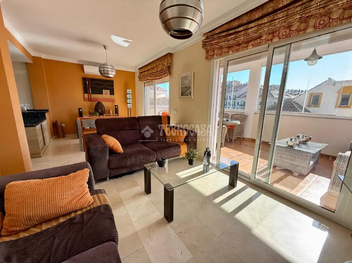 Sala d'estar de Casa o xalet en venda en Benalmádena amb Aire condicionat, Jardí privat i Terrassa
