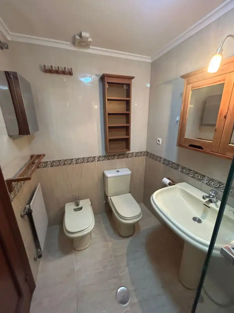 Bathroom of Flat for rent in Oviedo   with Heating, Private garden and Terrace