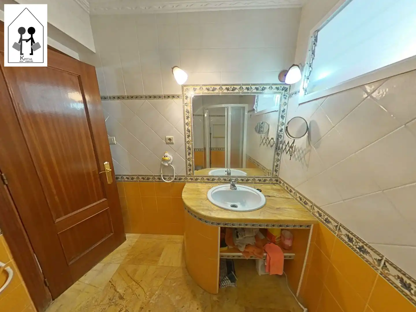 Bathroom of Flat for sale in Sevilla  with Air Conditioner, Heating and Furnished