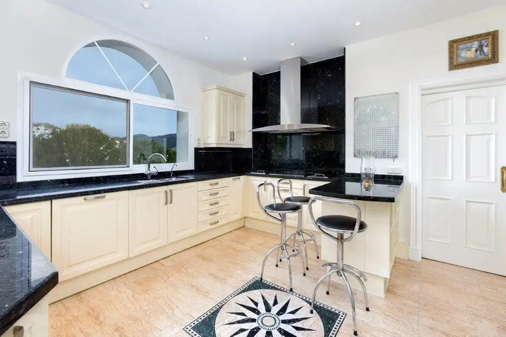 Cocina de Casa o chalet en venta en Benahavís con Aire acondicionado, Calefacción y Terraza