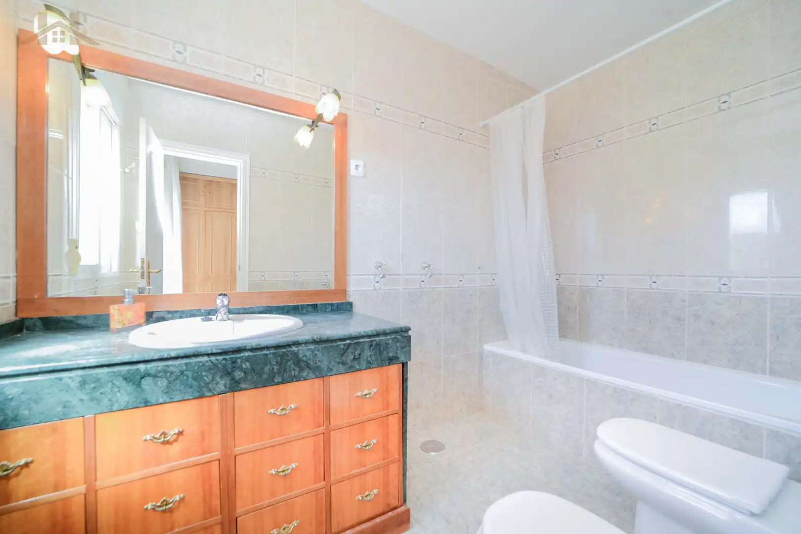 Baño de Casa o chalet en venta en Villa del Prado con Aire acondicionado, Calefacción y Jardín privado