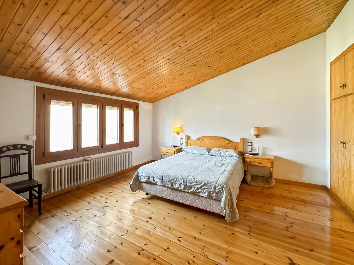 Schlafzimmer von Einfamilien-Reihenhaus zum Verkauf in Berga mit Heizung und Balkon