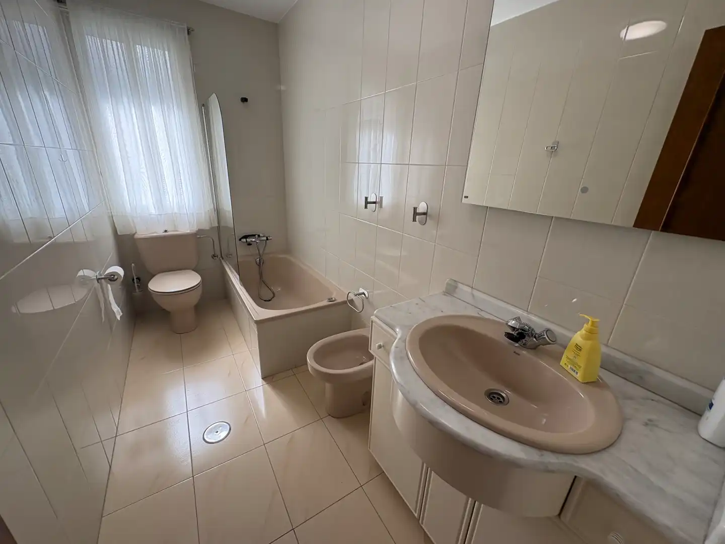 Badezimmer von Wohnung zur Miete in A Coruña Capital  mit Möbliert, Ofen und Waschmaschine