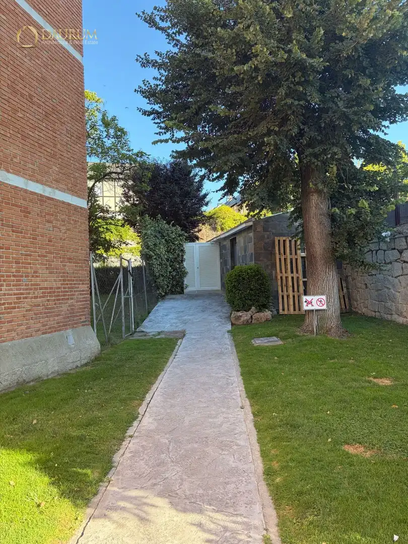 Vista exterior de Piso en venta en Madrid con Calefacción, Piscina y Amueblado