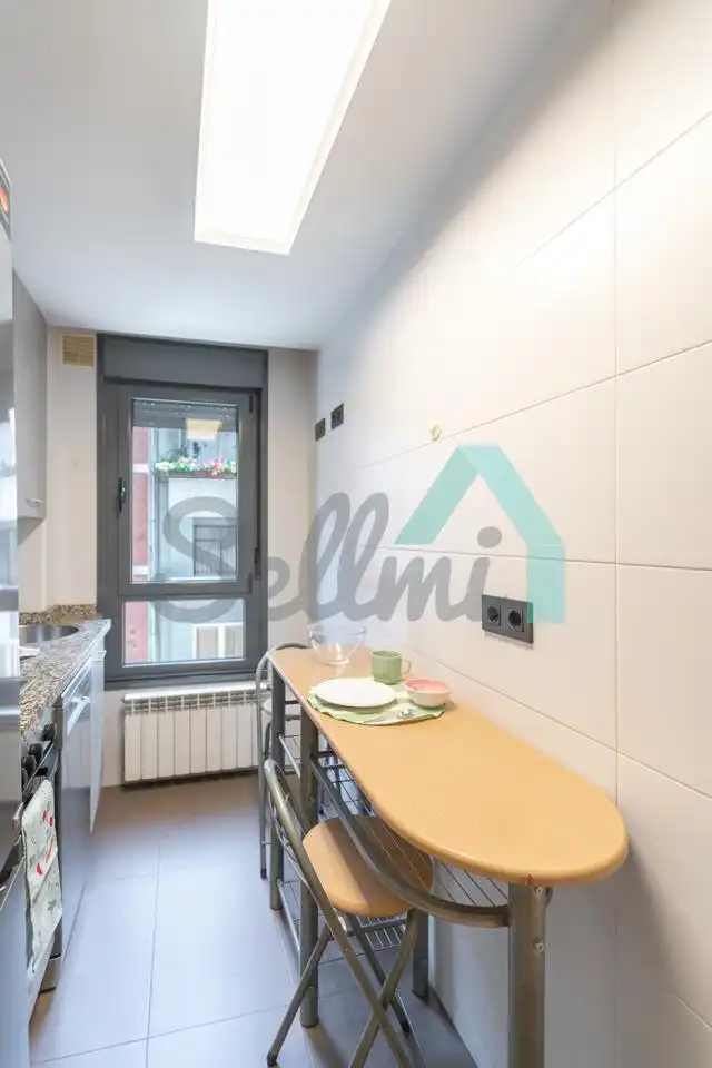 Cuina de Pis de lloguer en Oviedo  amb Calefacció, Parquet i Moblat