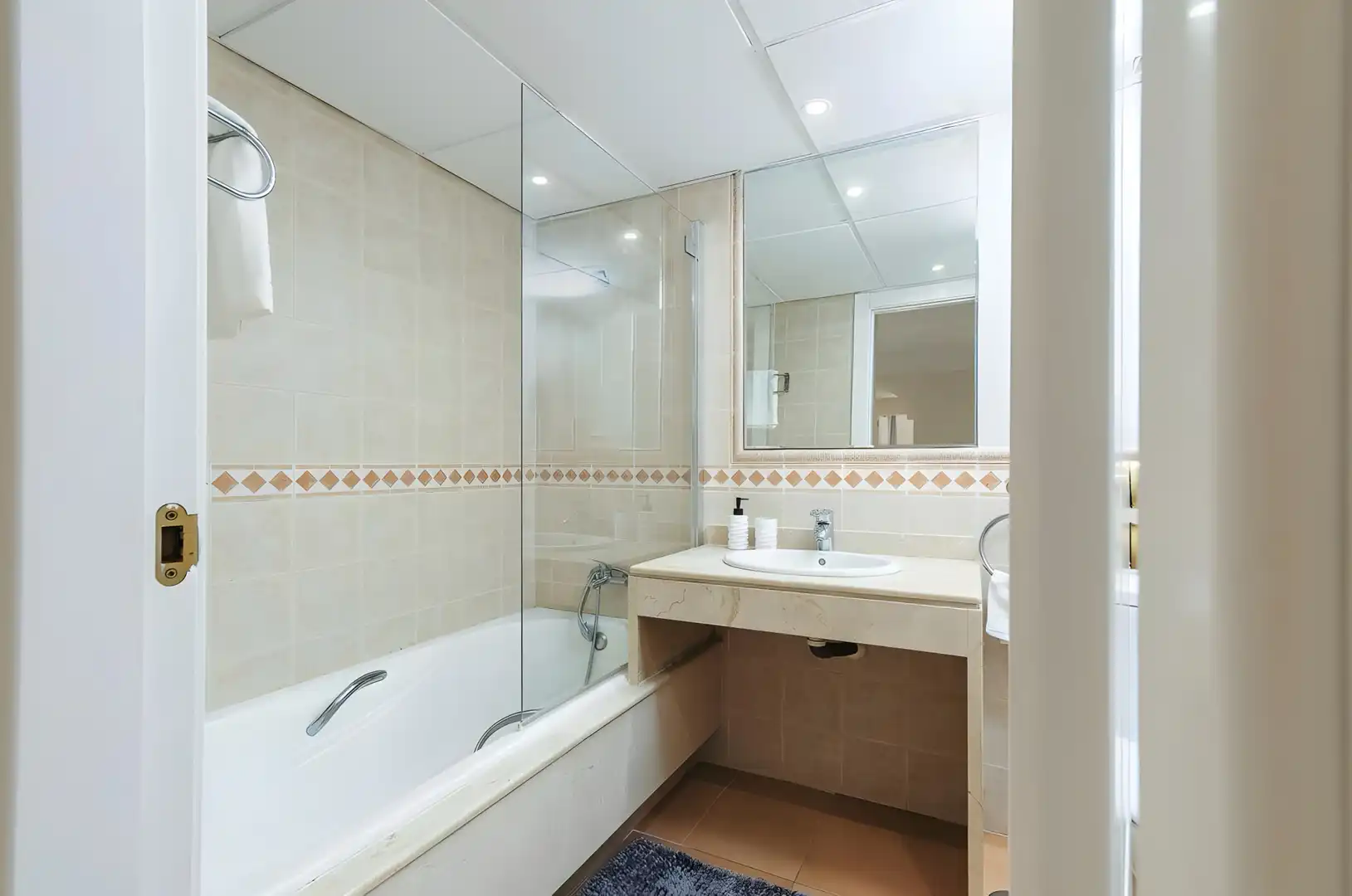 Bathroom of Apartments for rent in Marbella  with Air Conditioner, Terrace and Swimming Pool