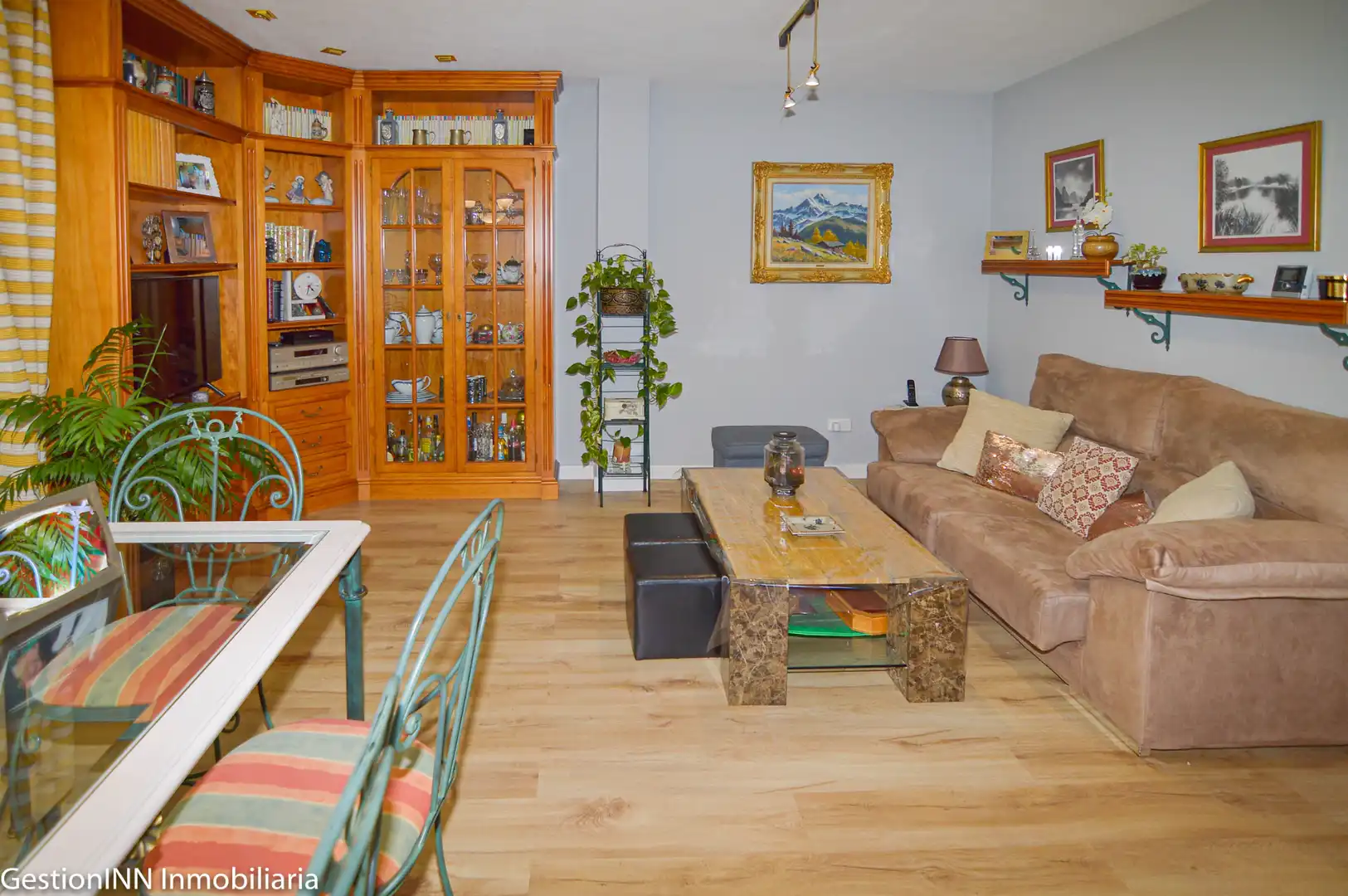 Sala de estar de Casa adosada en venta en Valdemorillo con Calefacción, Jardín privado y Parquet