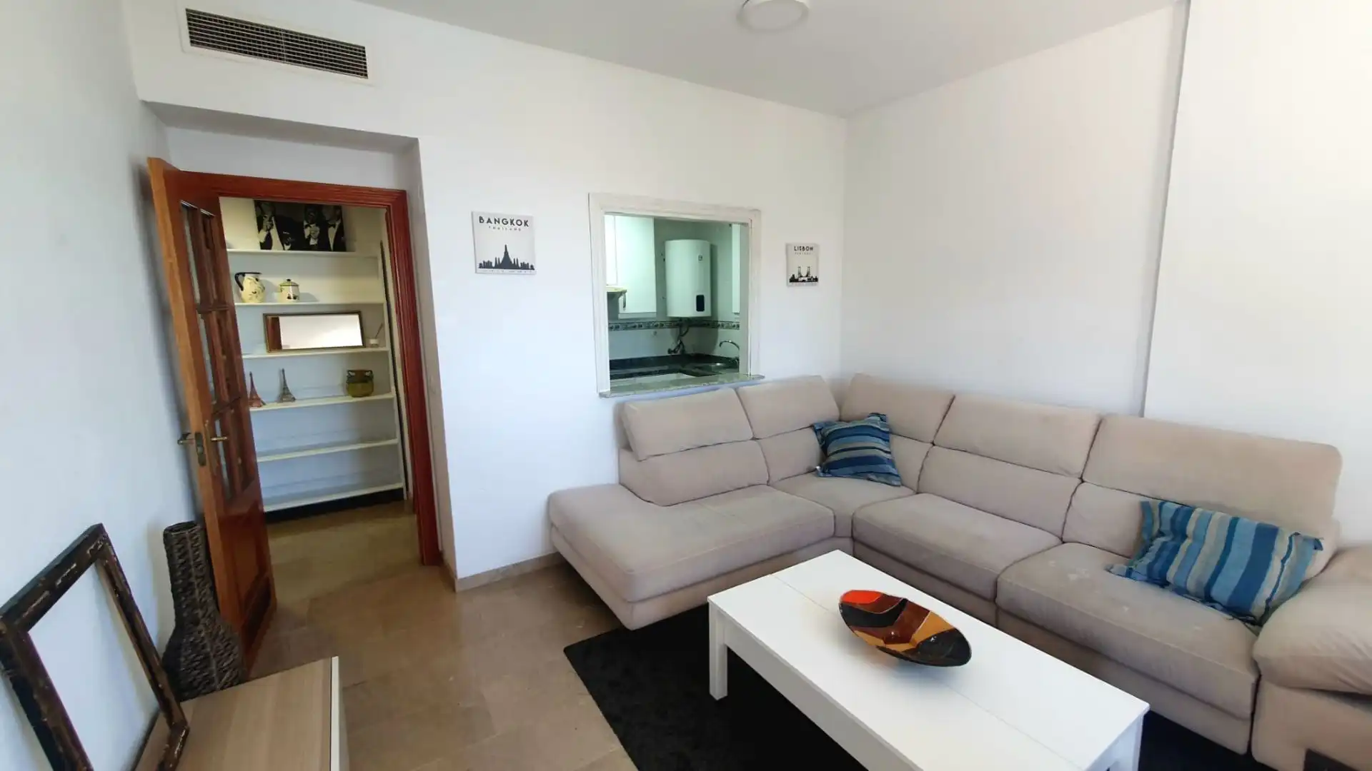 Sala d'estar de Apartament de lloguer en Benalmádena amb Terrassa, Moblat i Piscina comunitària