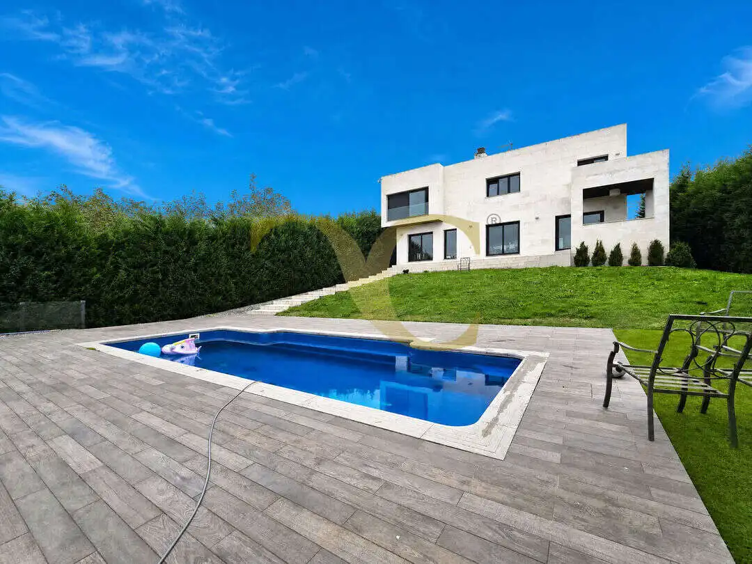Piscina de Casa o xalet en venda en Oviedo  amb Calefacció, Jardí privat i Terrassa