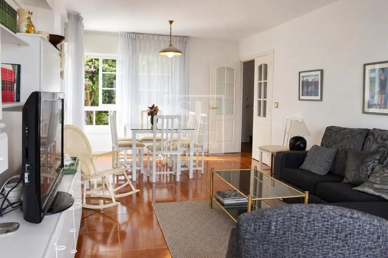 Sala d'estar de Casa adosada en venda en Baiona amb Calefacció, Jardí privat i Terrassa