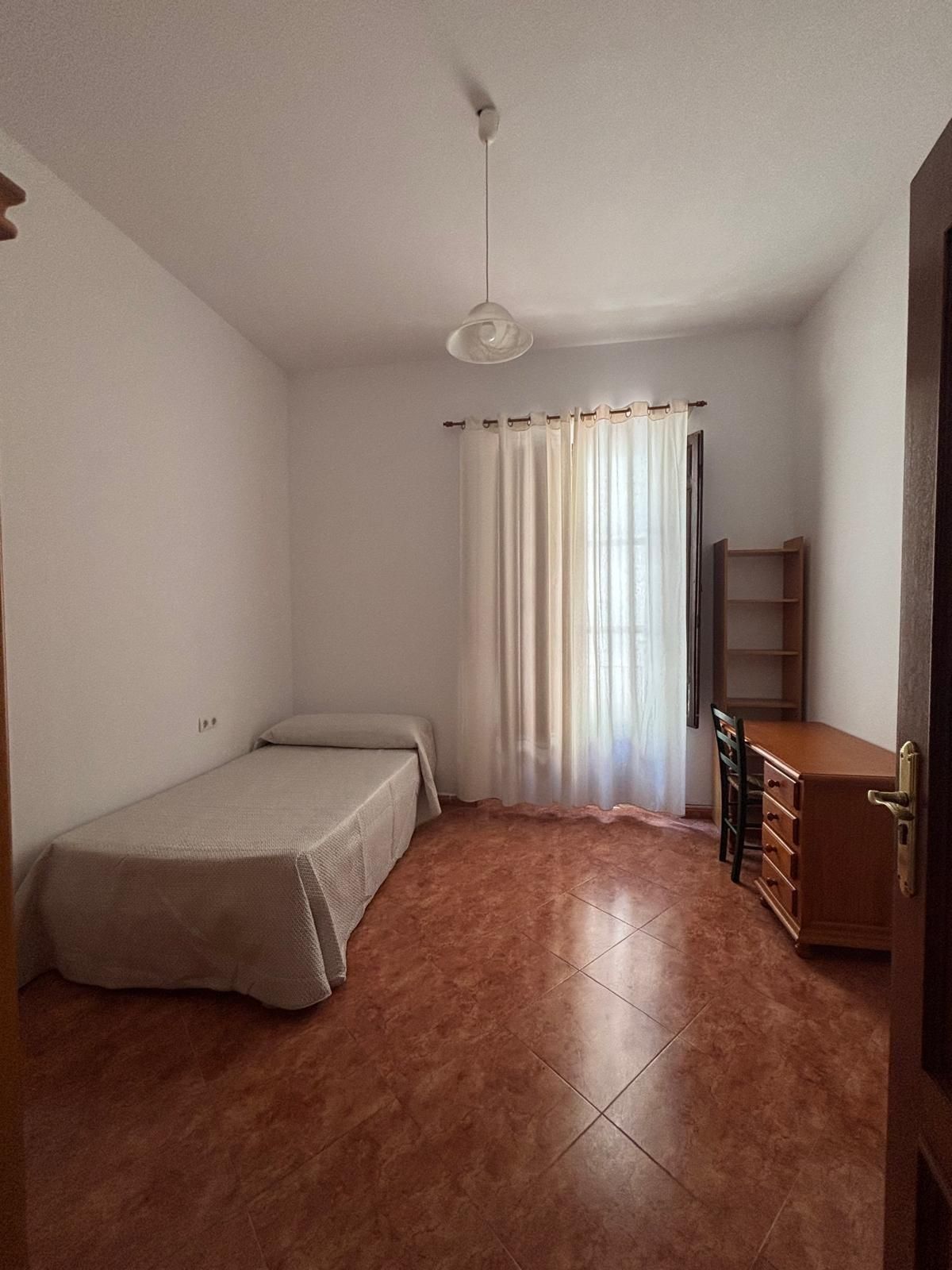 Bedroom of Flat to share in  Granada Capital