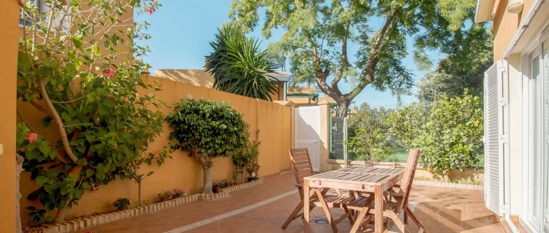 Jardín de Casa adosada en venta en Rota con Aire acondicionado, Terraza y Piscina comunitaria