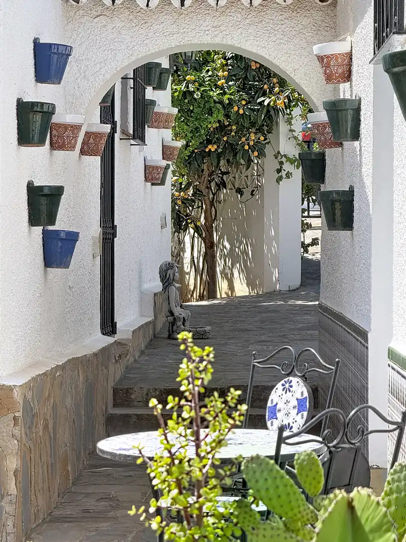 Vista exterior de Casa o xalet en venda en Manilva amb Aire condicionat, Jardí privat i Terrassa