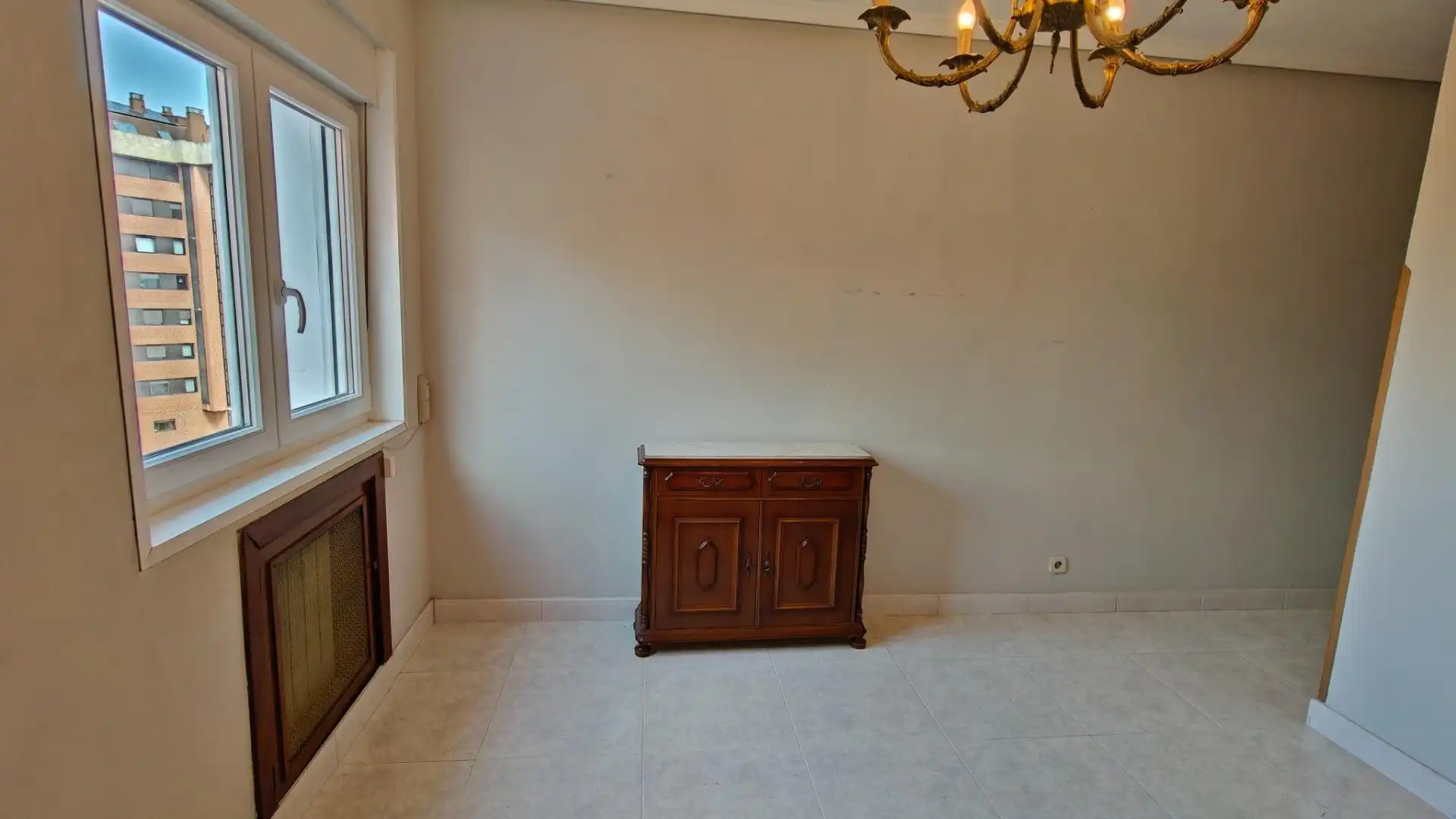Comedor de Piso en venta en Oviedo  con Calefacción y Amueblado