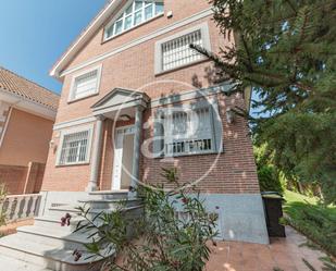 Vista exterior de Casa o xalet de lloguer en Pozuelo de Alarcón amb Aire condicionat, Calefacció i Jardí privat