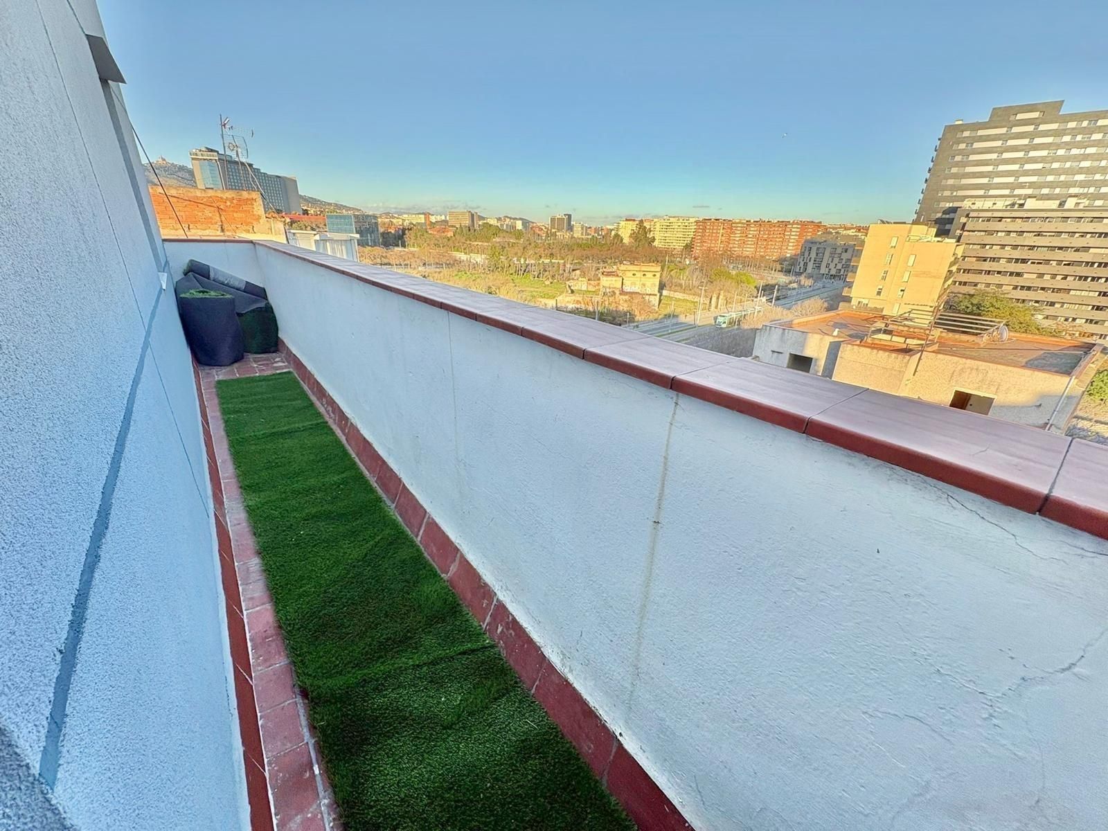 Exterior view of Attic for sale in L'Hospitalet de Llobregat  with Air Conditioner, Terrace and Alarm