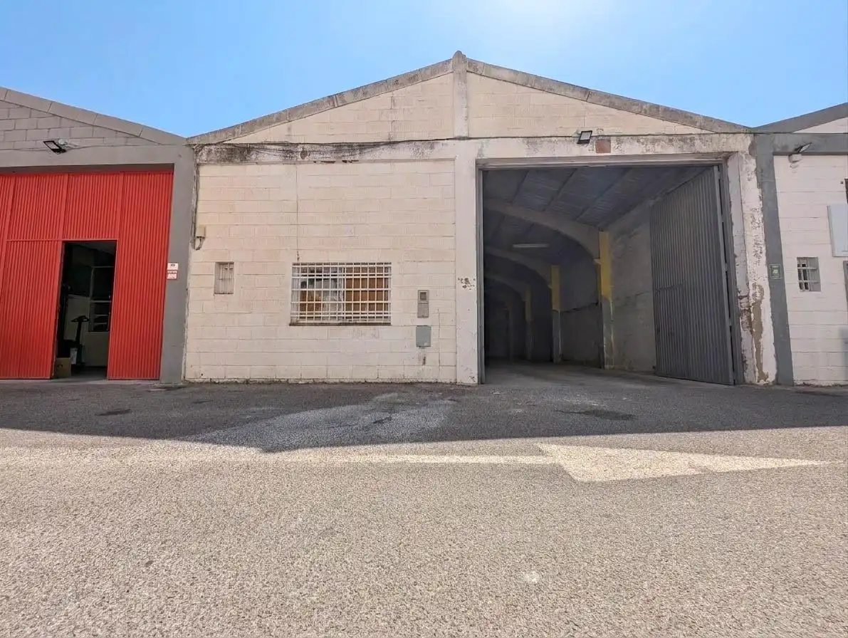Vista exterior de Nave industrial en venta en Sevilla