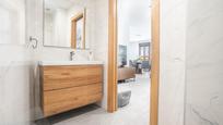 Badezimmer von Wohnungen zum verkauf in  Almería Capital mit Klimaanlage, Heizung und Terrasse